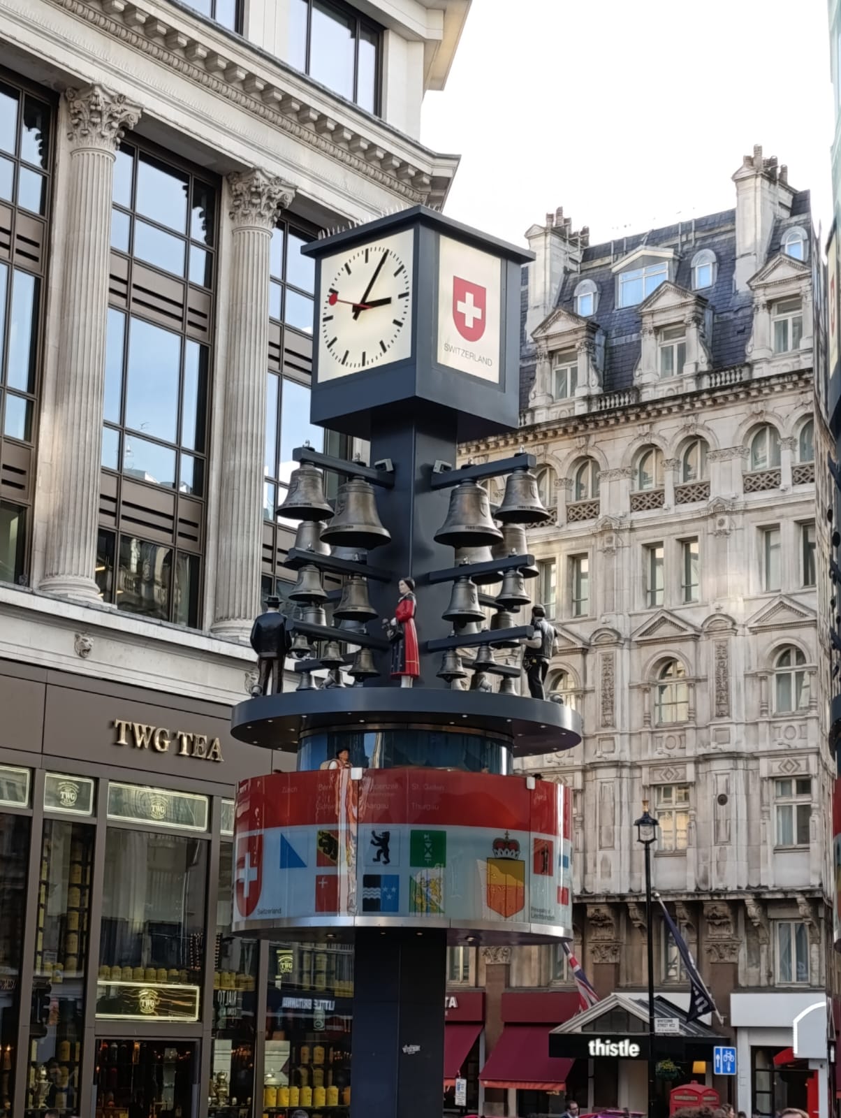 LEICESTER SQUARE SAAT ÇANI